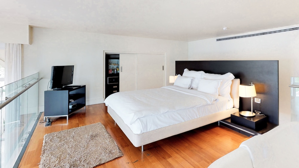 MEZZANINE, DELUXE, SUITE