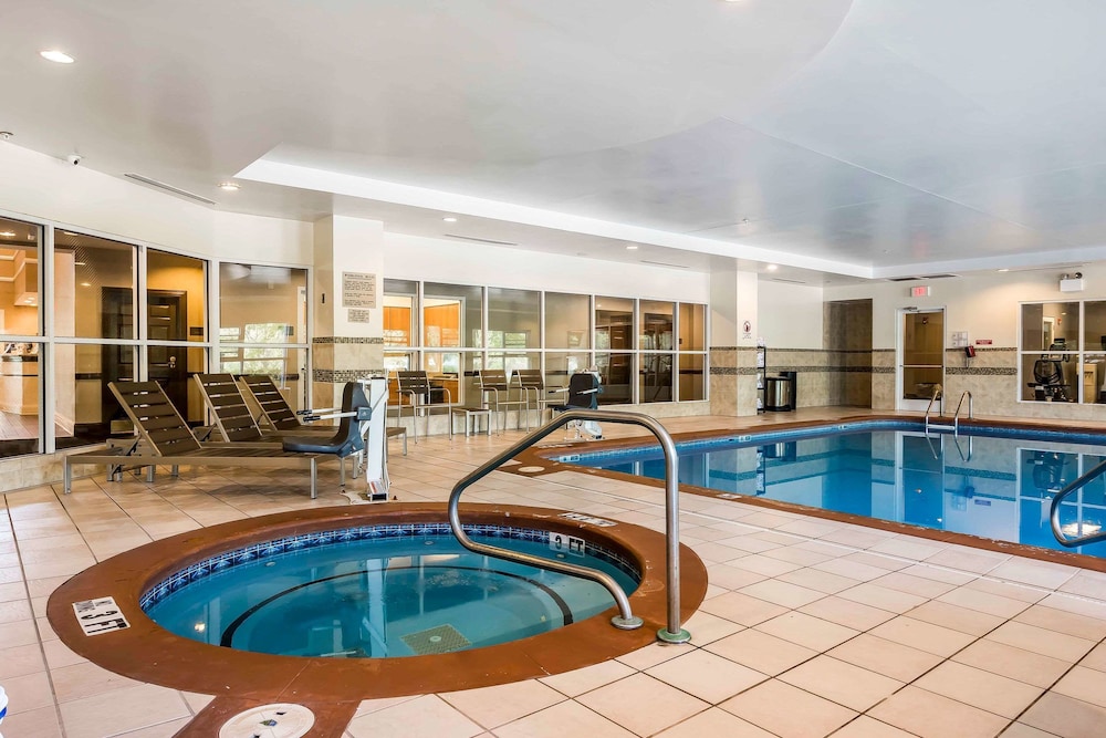 Comfort Inn & Suites Near Six Flags GA 32/38