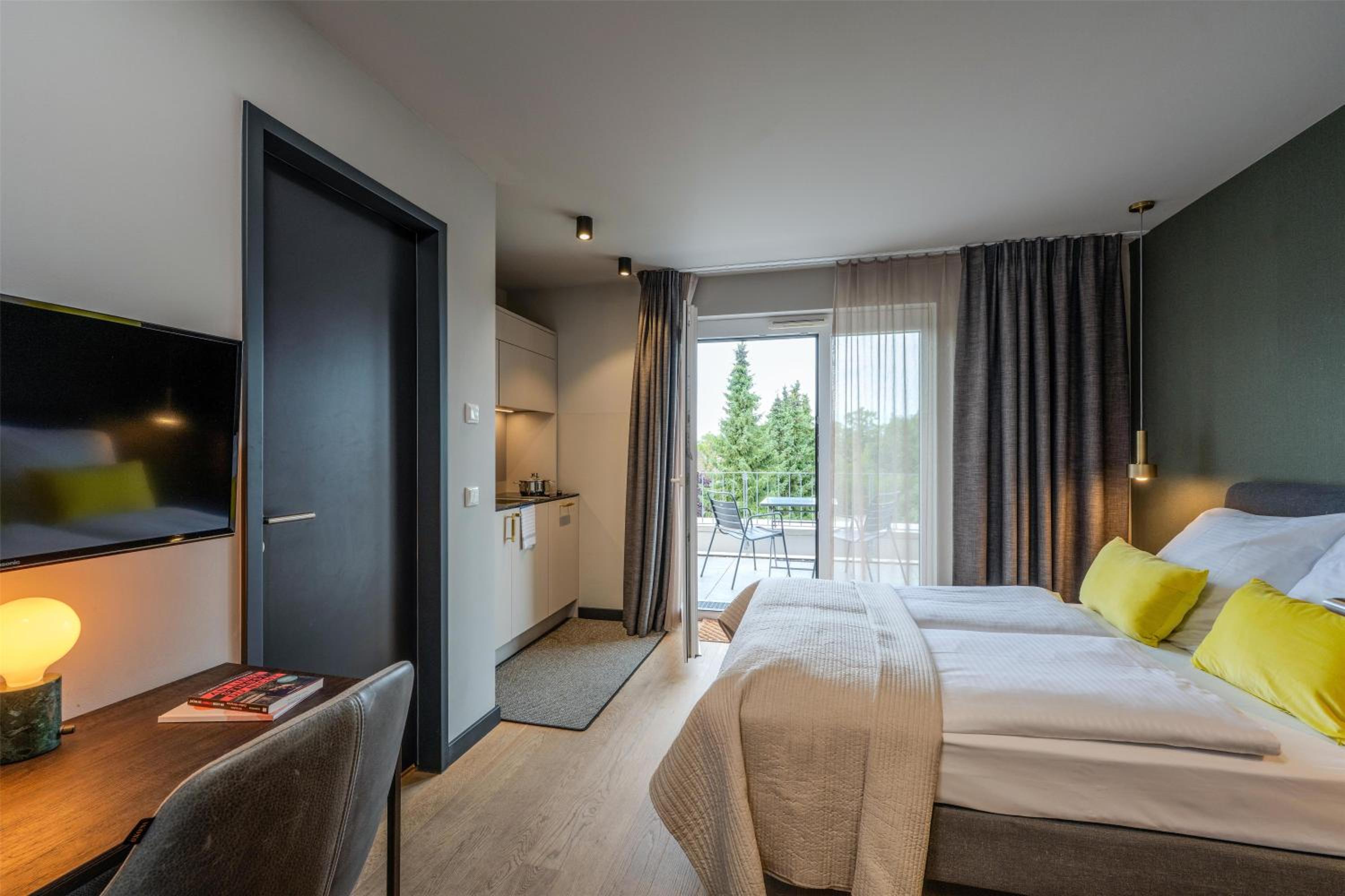 Smart, Plus, Apartment, Queen Bed, Terrace, Kitchen
