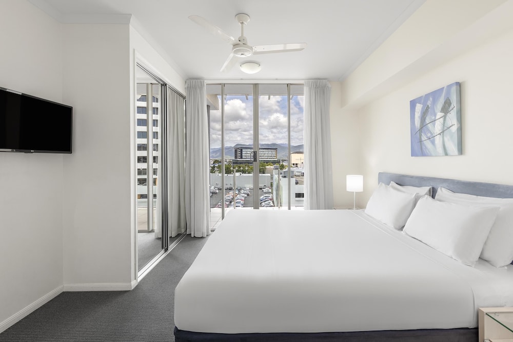 PARK REGIS CITY QUAYS 25/53