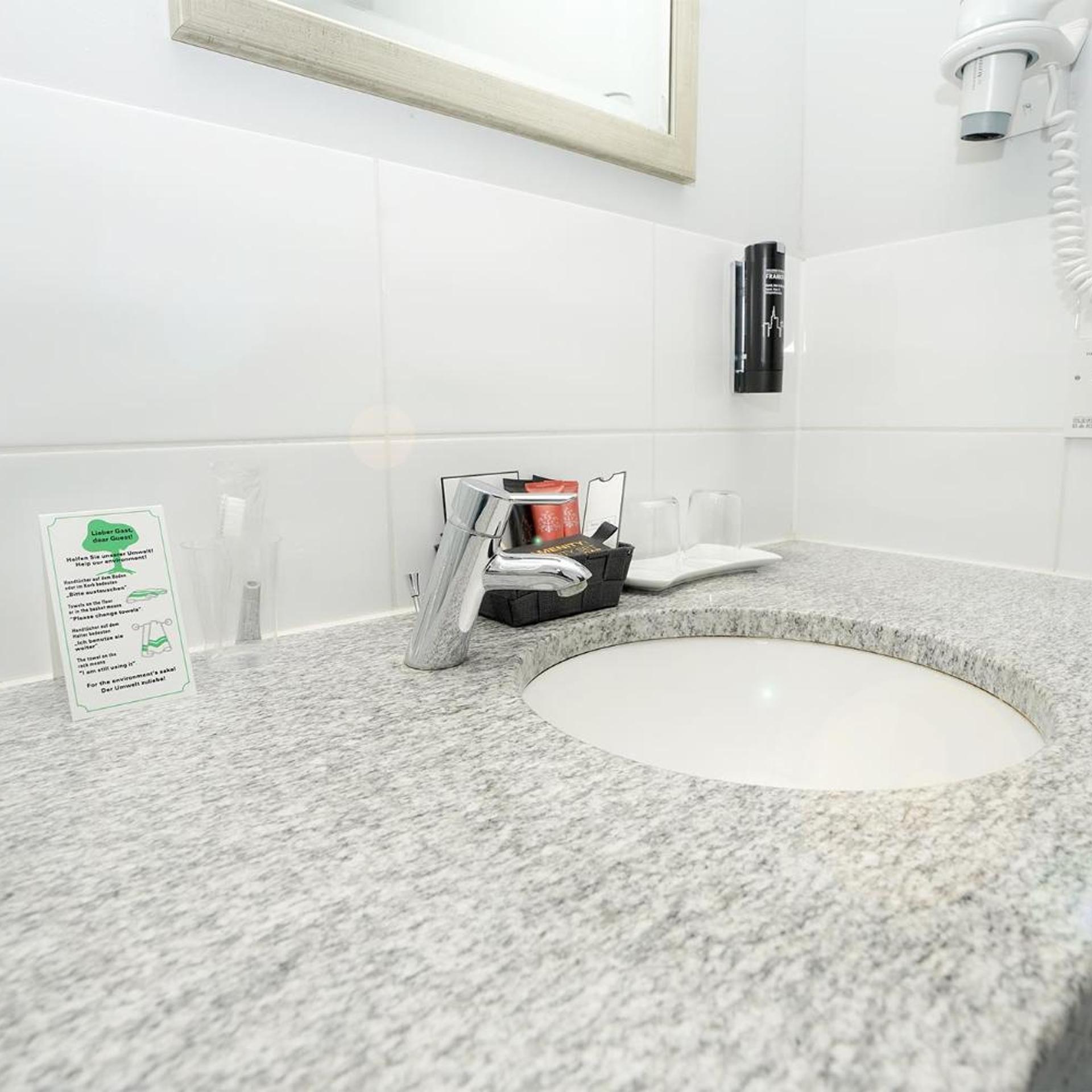 Room, Triple, Single Bed, City View, The Atrium Hotel 5/8