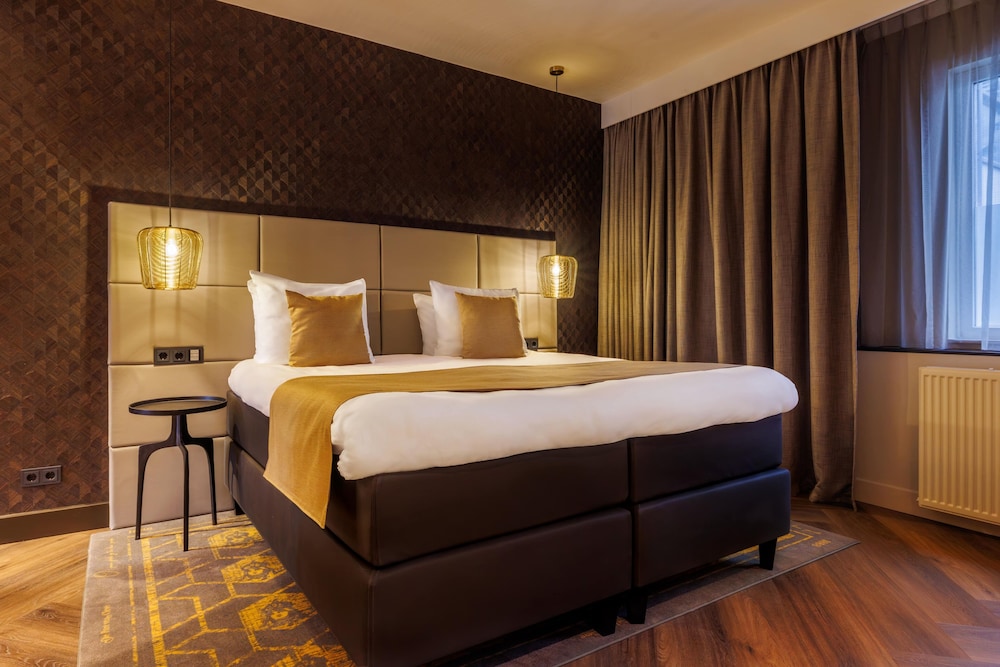 Crown, Emperors, Suite, King Bed