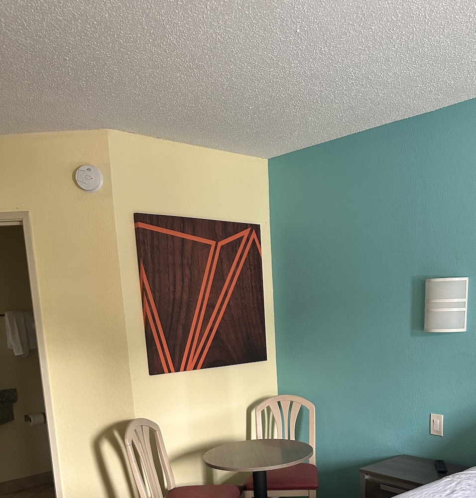 Howard Johnson by Wyndham Clarksville Tennessee 27/45