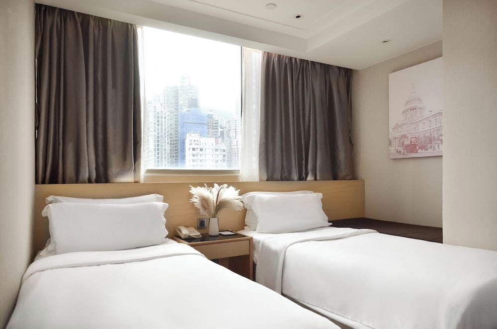 Deluxe, Twin Beds, City View 3/10