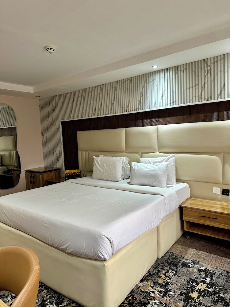 GOLDEN TULIP PORT HARCOURT 27/81