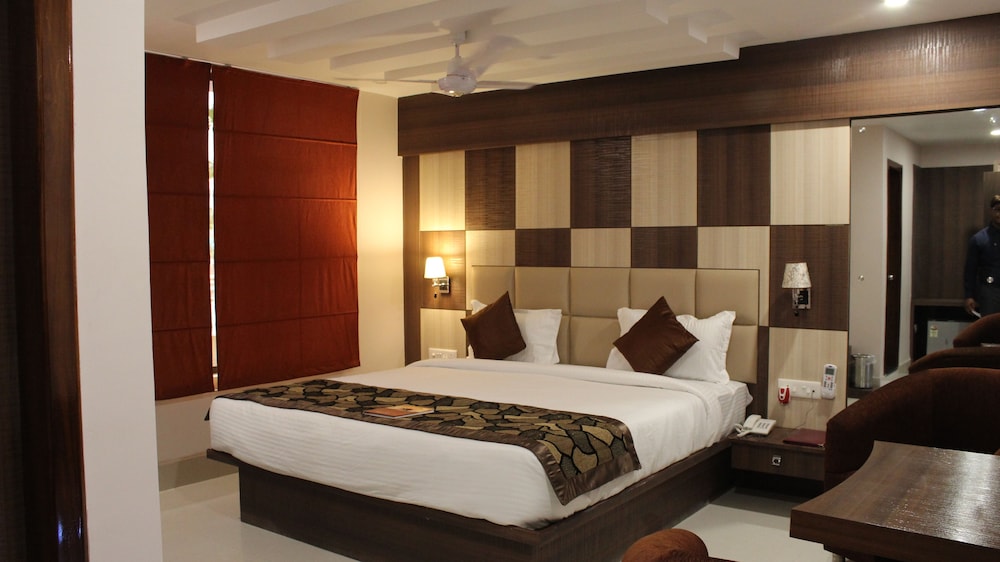 DELUXE, KING BED, CITY VIEW, ACCESSIBLE