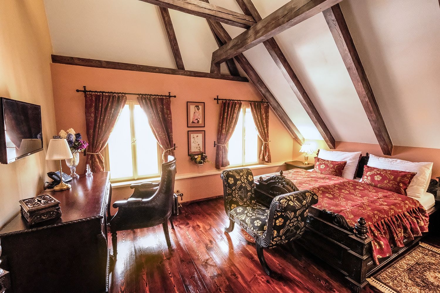 DELUXE, KING BED