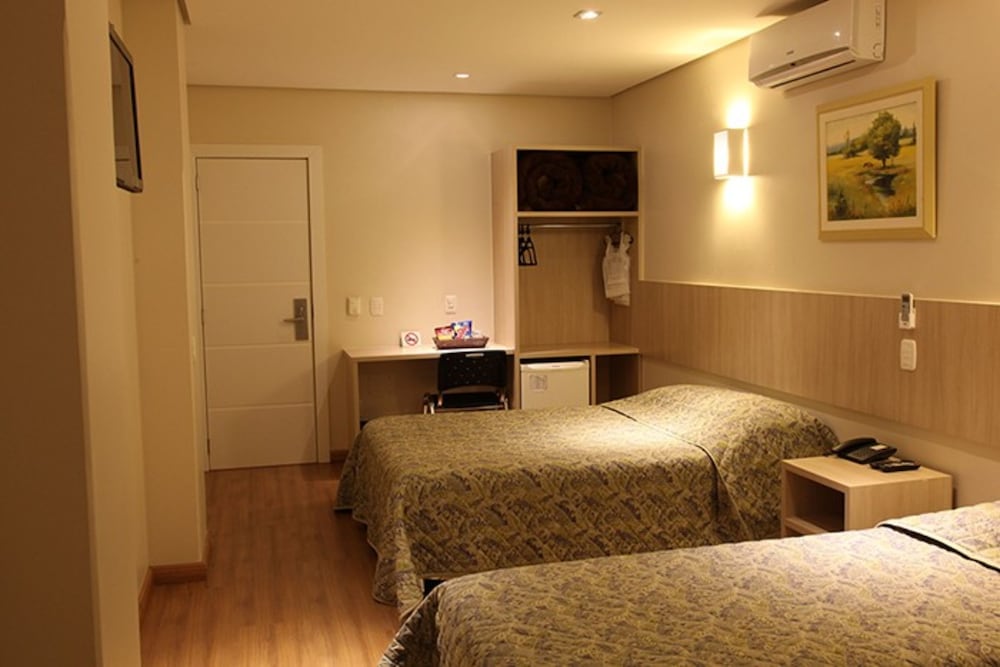 Golden Hotel 18/40