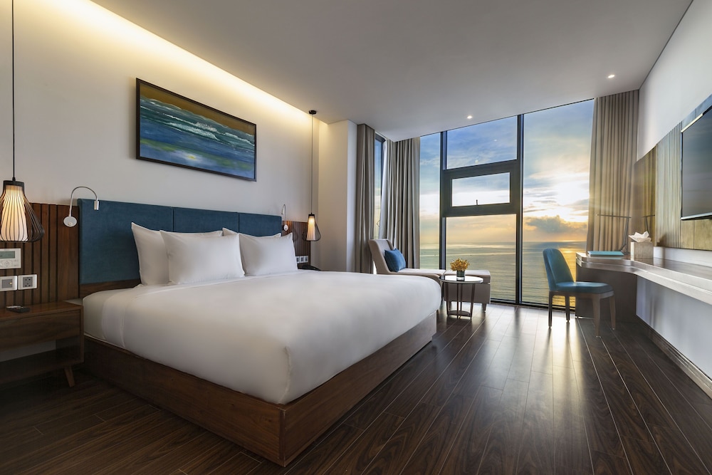 Maximilan Danang Beach Hotel 10/48
