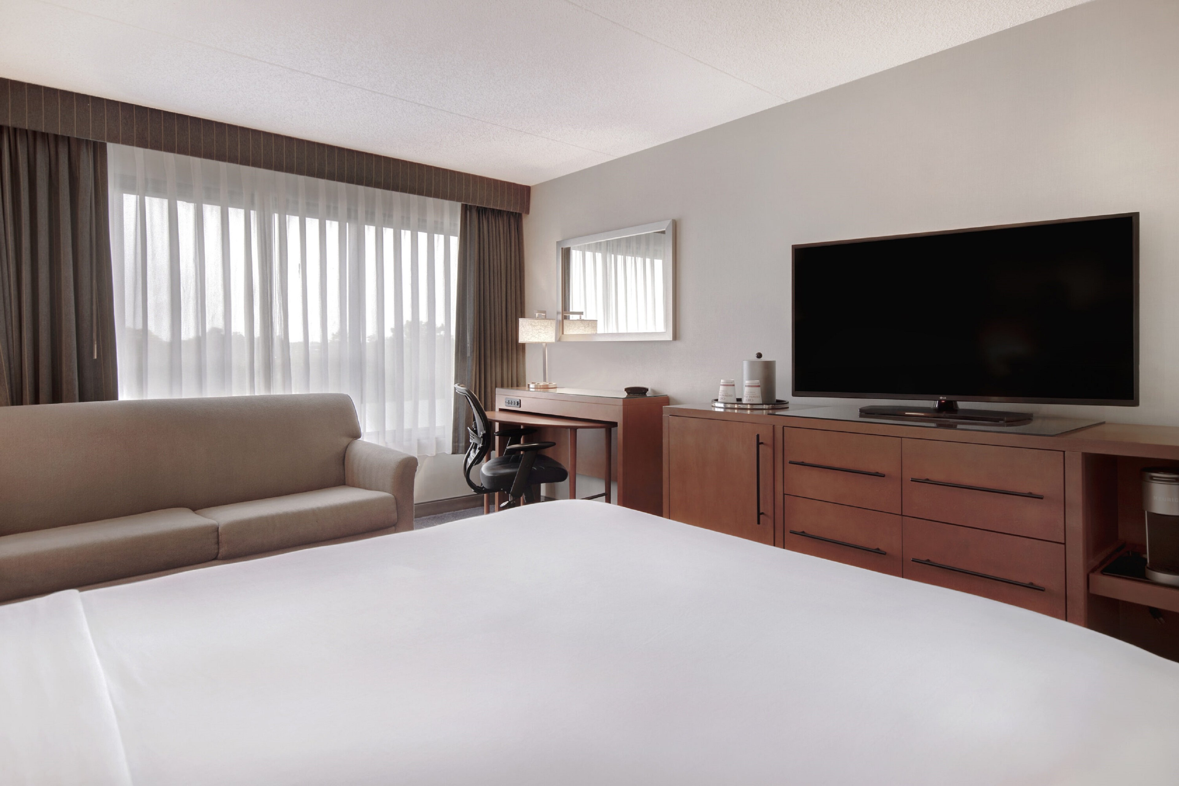 غرفة بسرير كوين، Crowne Plaza Auburn Hills 2/4