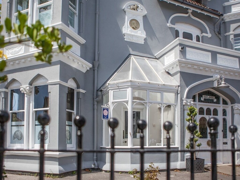 Oaklands Guest House 2/50