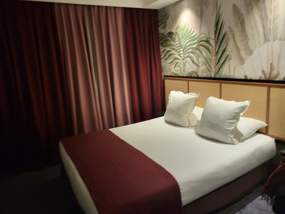 Paris Neuilly Hotel 40/64