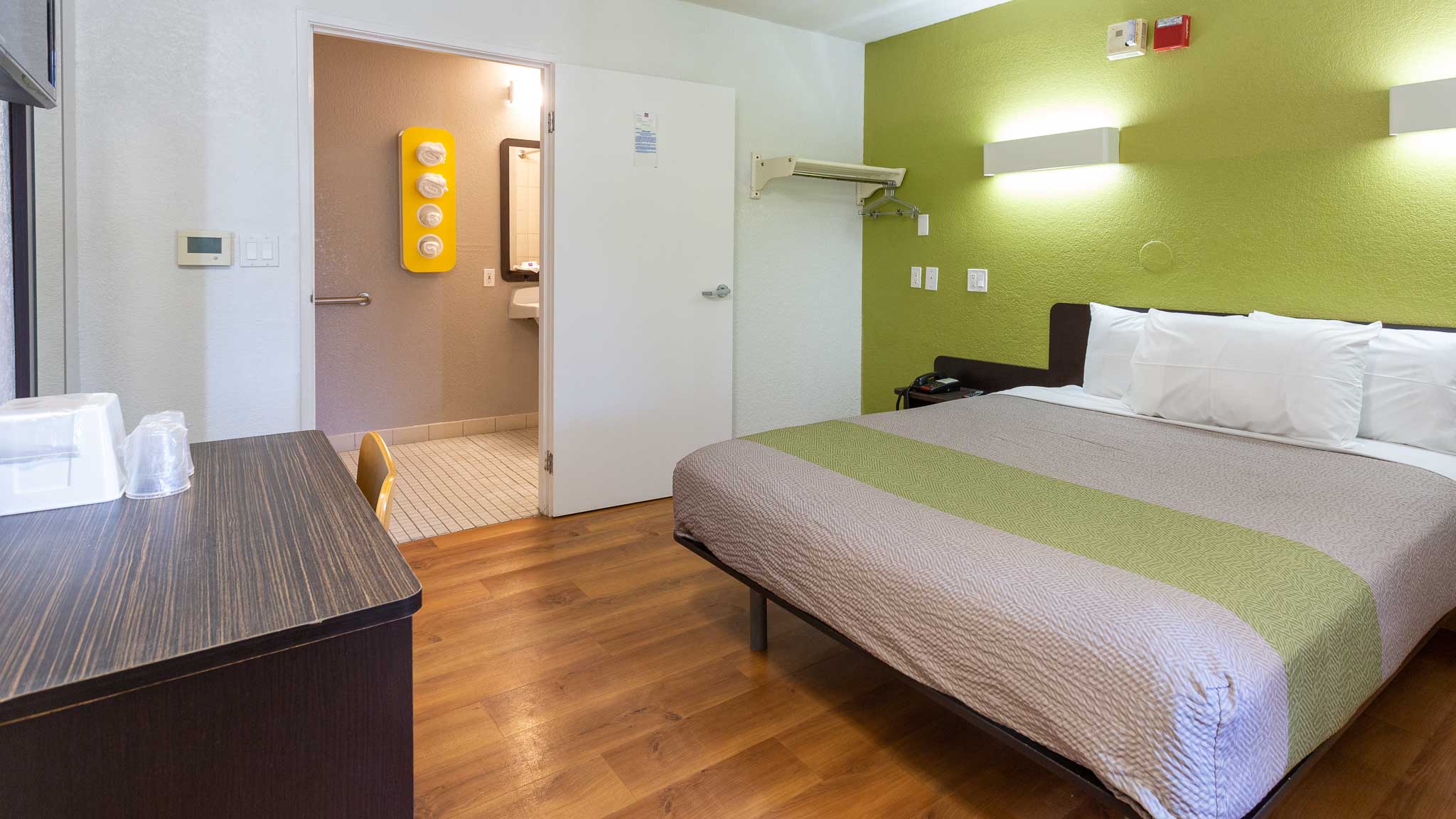 1 Full Bed - Mobility Access Tub, Nsmk، Motel6 Camp Springs, DC - South Camp Springs 3/7