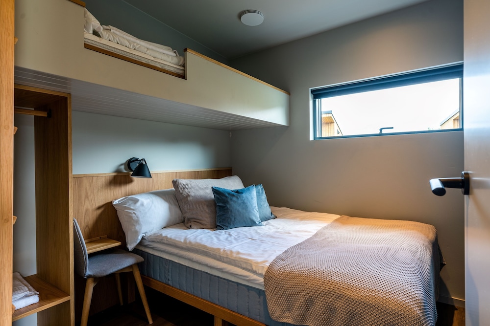 Elite, Cottage, 2 Double and Twin Beds, Sofa