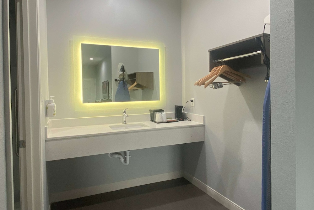 Baymont by Wyndham Freeport Texas 50/50