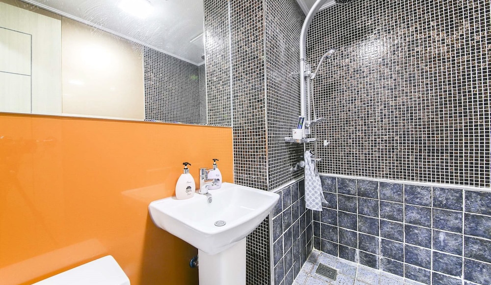 Orange Hotel 21/22