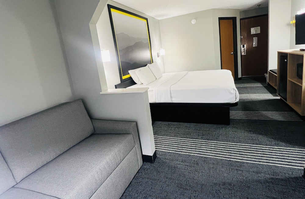 جناح بسرير كينج مع أريكة، Super 8 by Wyndham Chattanooga East/Hamilton Place 4/6