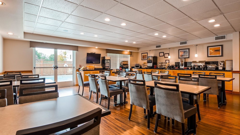 Best Western Plus Edmonds Harbor Inn 34/40