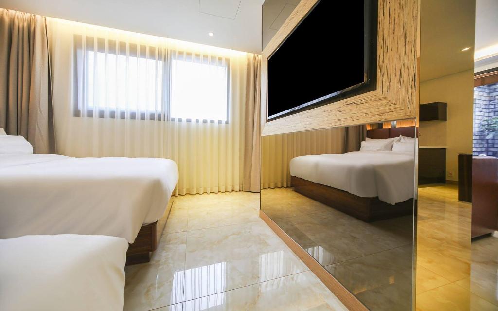 Vip, Deluxe, Suite, 1 Double and 1 Single Bed