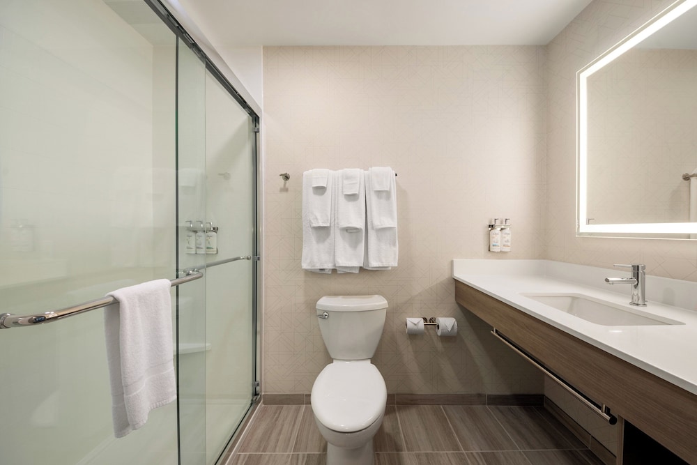 جناح بسرير كينج بغرفة نوم واحدة مع أريكة، Holiday Inn Express Richmond by IHG 5/6