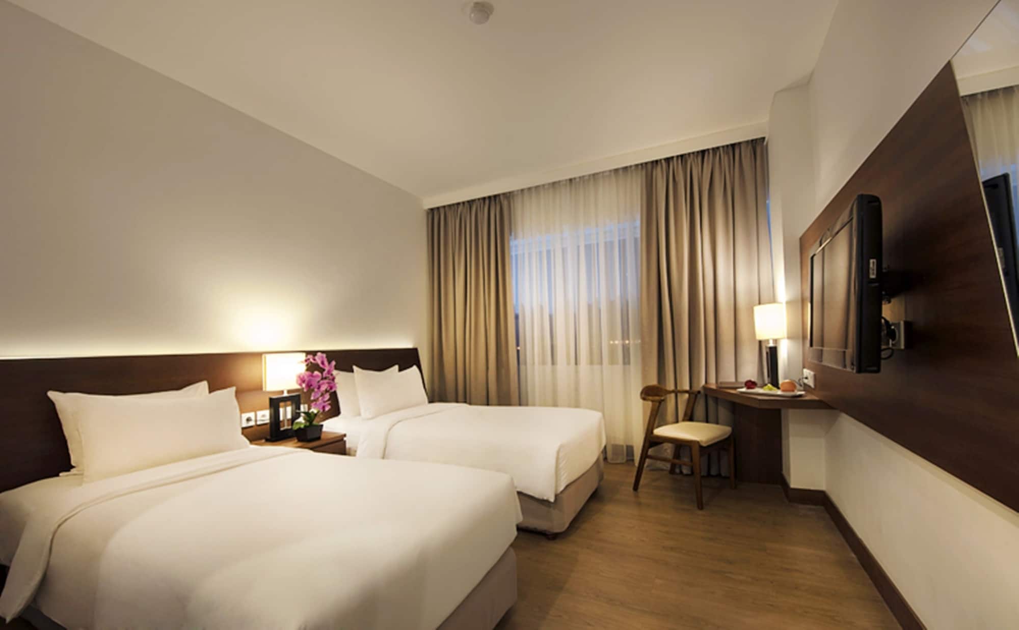 DELUXE, KING BED