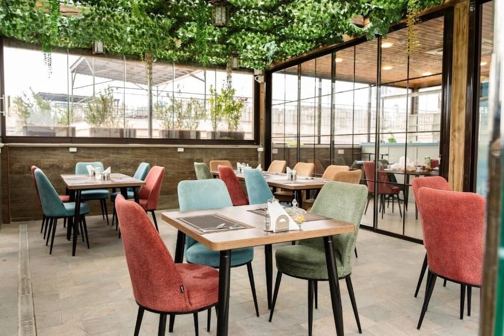 Parliament Hotel & Restaurant 46/56