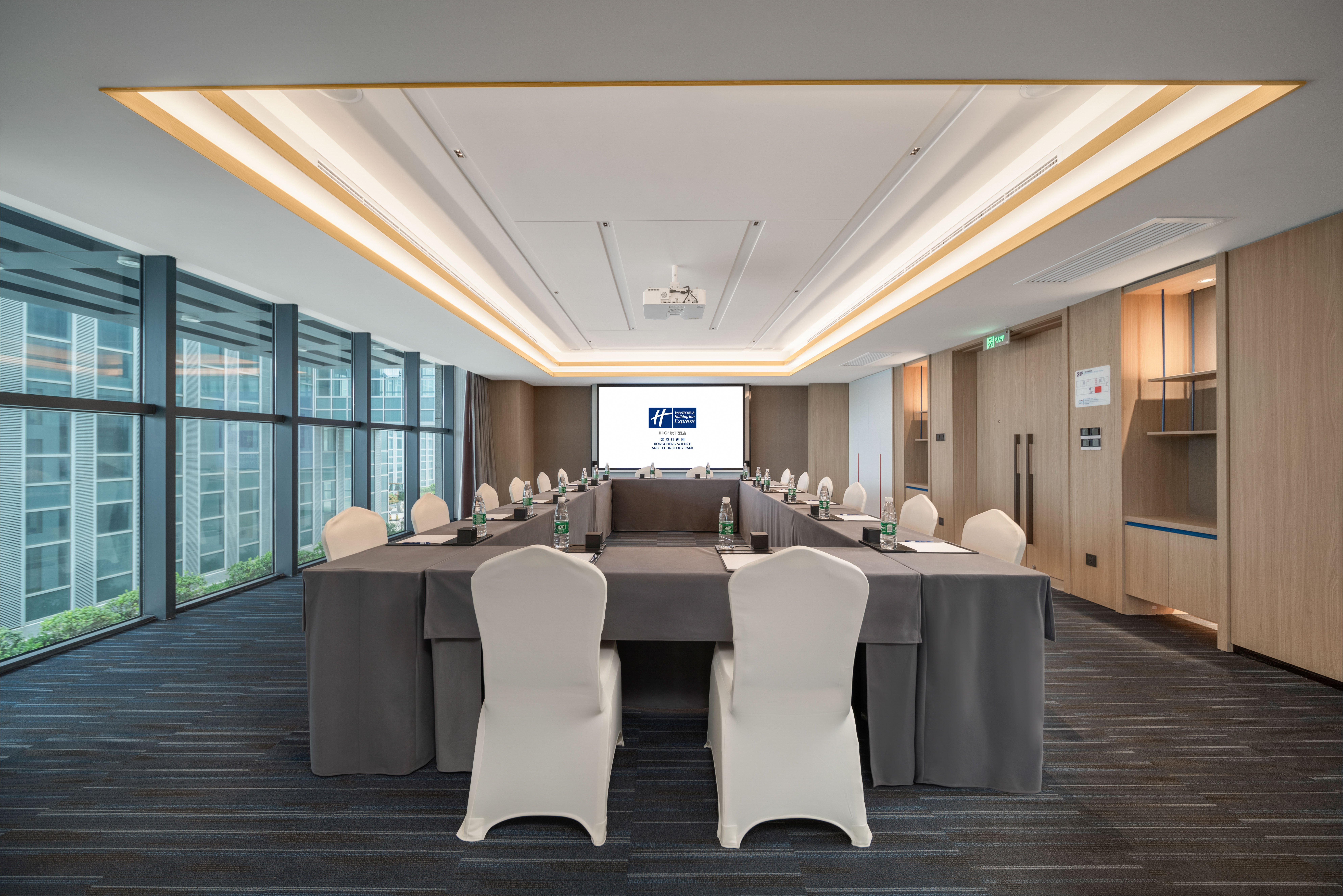 Holiday Inn Express Rongcheng Science and Technology Park 46/53
