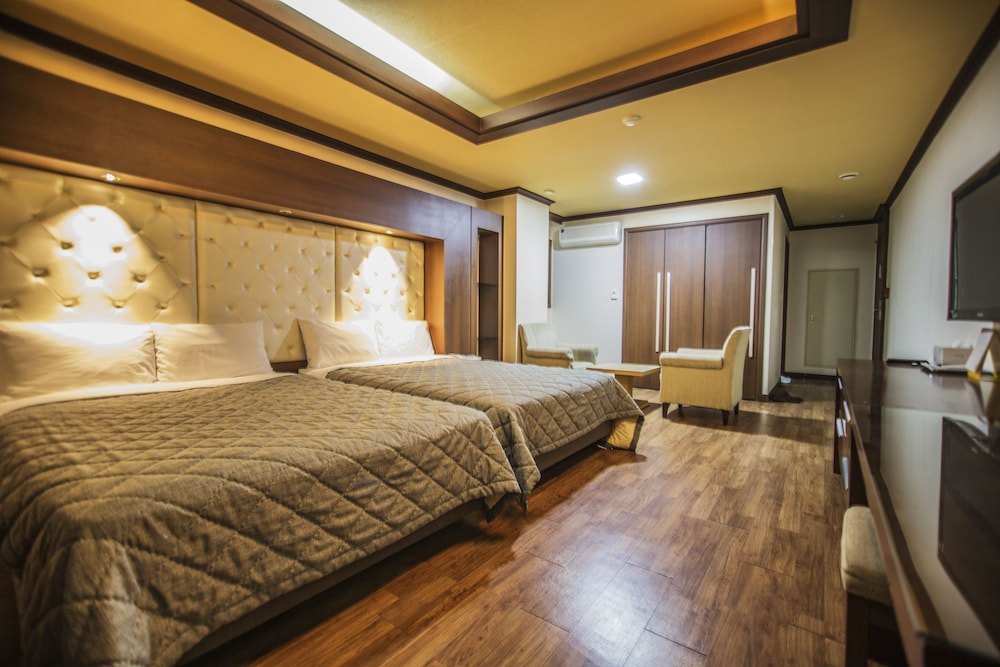 DELUXE, TWIN BEDS