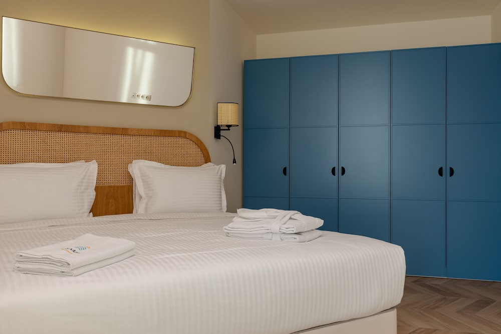 شقة بسرير كينج بغرفة نوم واحدة مع أريكة، MiraMar Luxury Residences 2/3