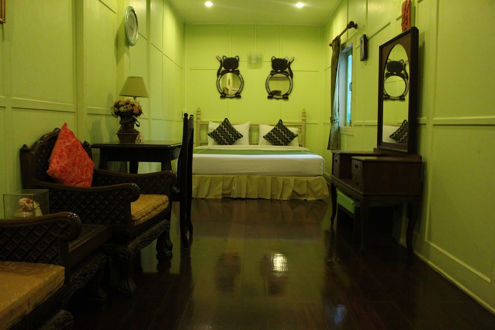 Samsen Sam Place Hotel 52/66