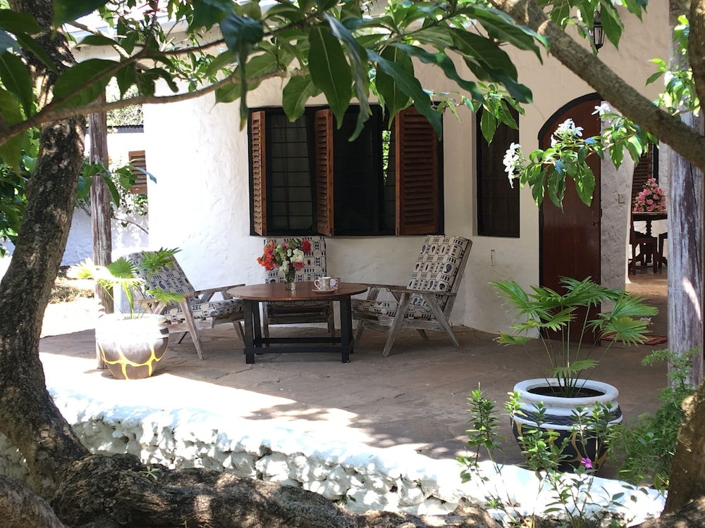 Tradewinds Lodge 2/48