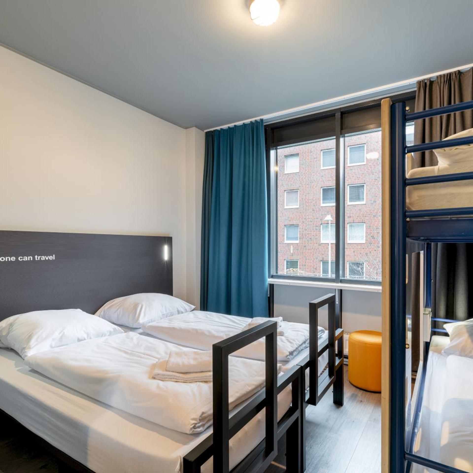 Room, Quadruple