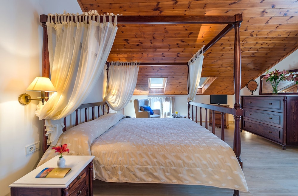 2 BEDROOMS, DELUXE, TRADITIONAL, SUITE
