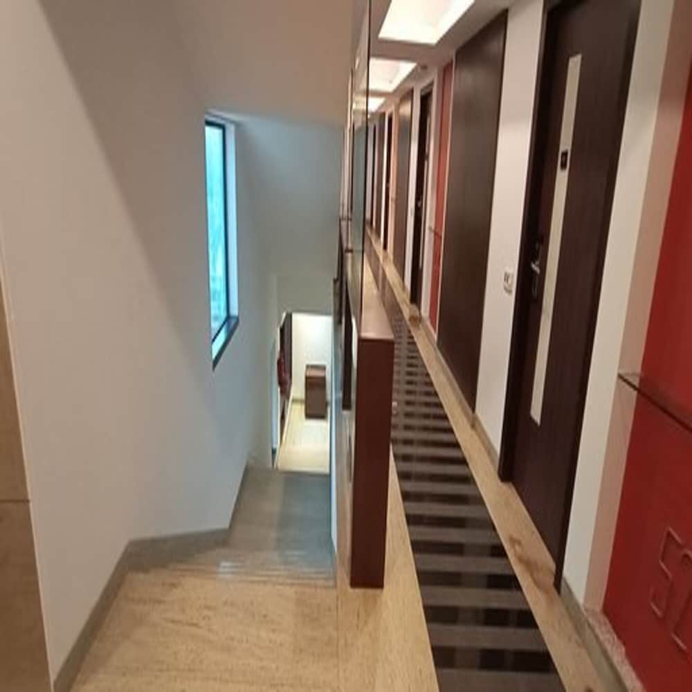 Side Image 1