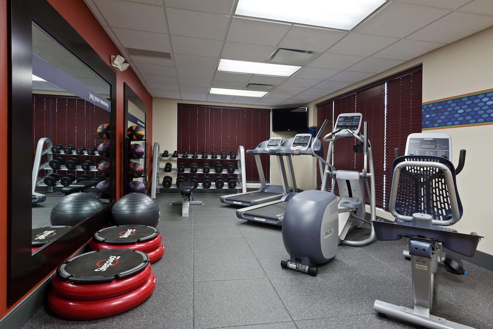 Hampton Inn & Suites Grove City 17/39