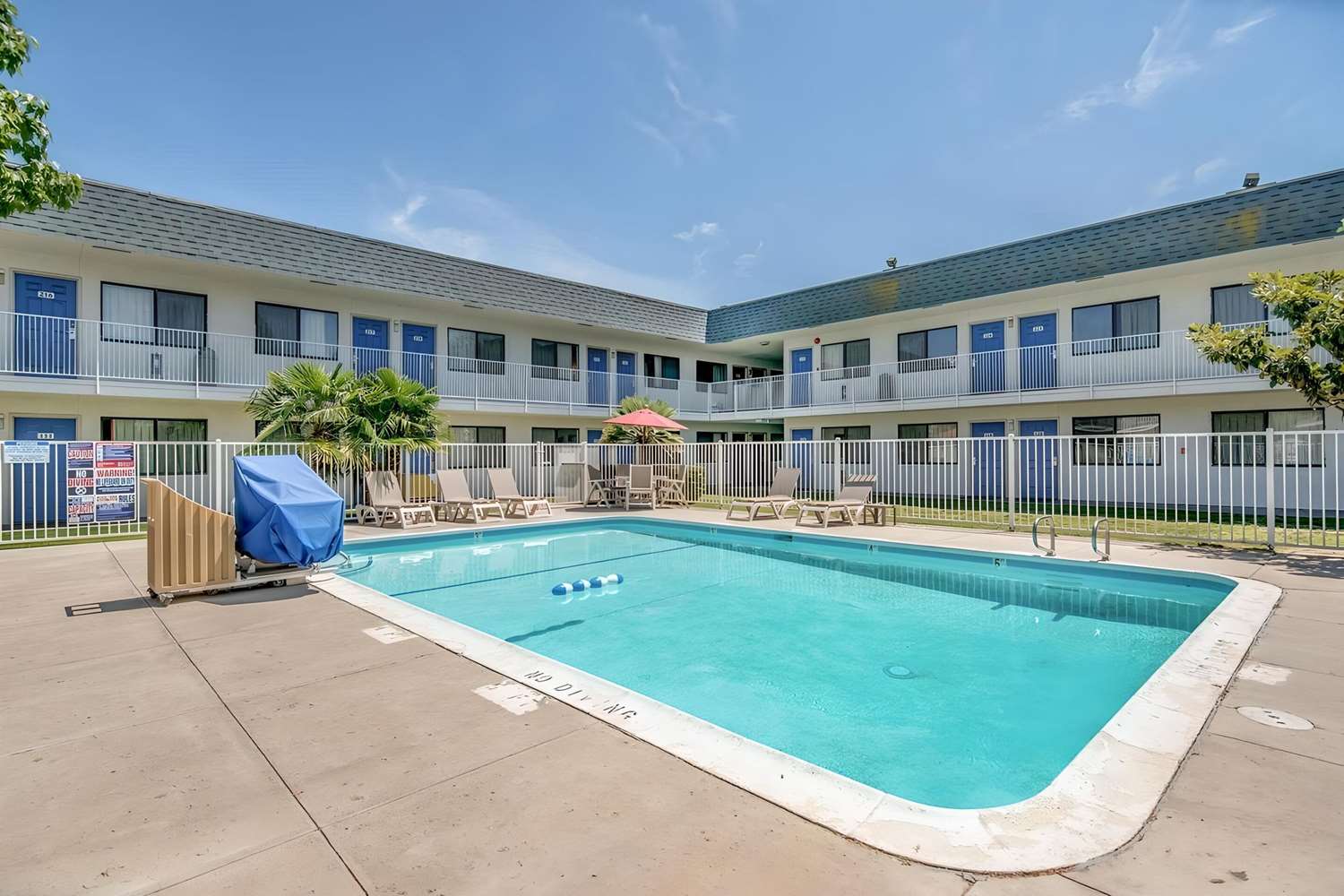 Super 8 by Wyndham Tracy 10/10