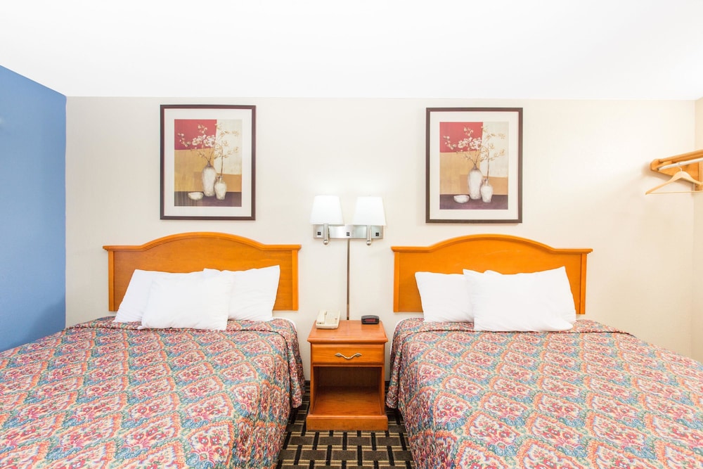 Days Inn by Wyndham Effingham 7/16