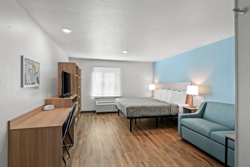 WoodSpring Suites Palm Springs - West Palm Beach, FL 32/44