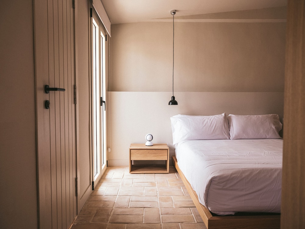 Romantic, House, Queen Bed