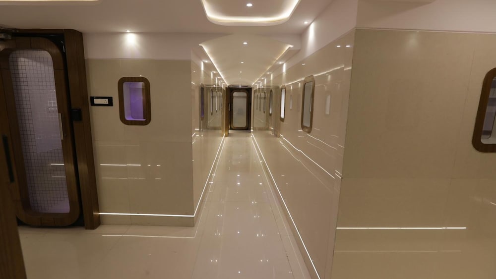 Oyo 15732 Qubestay Airport 20/35