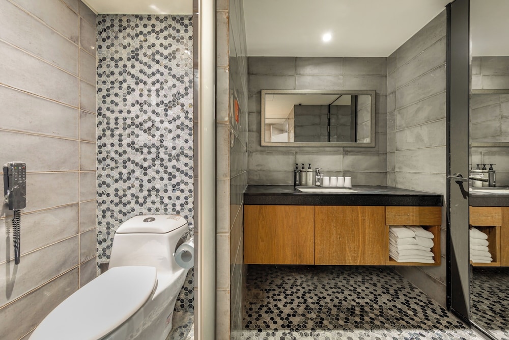 CHECK inn Taichung Wenxin Zhongqing 63/64