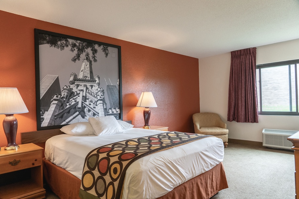 Super 8 by Wyndham Elgin 10/38