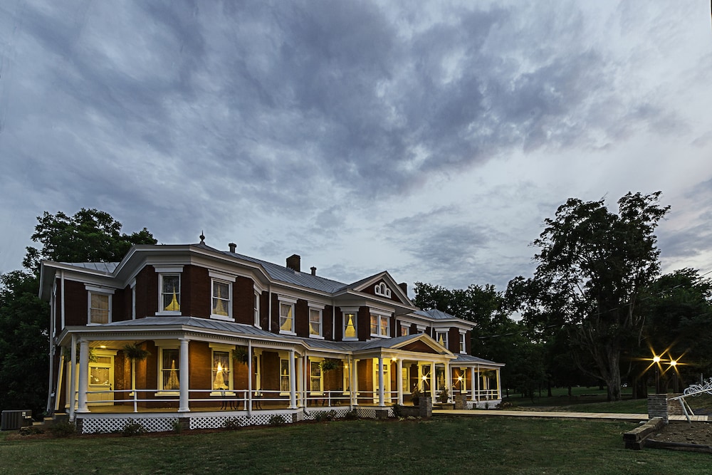 Grand Victorian Inn 1/32