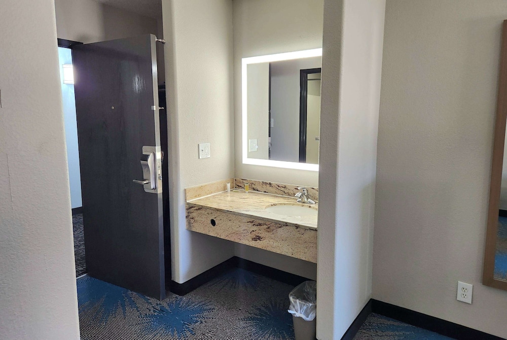 Days Inn & Suites By Wyndham New Iberia 27/27