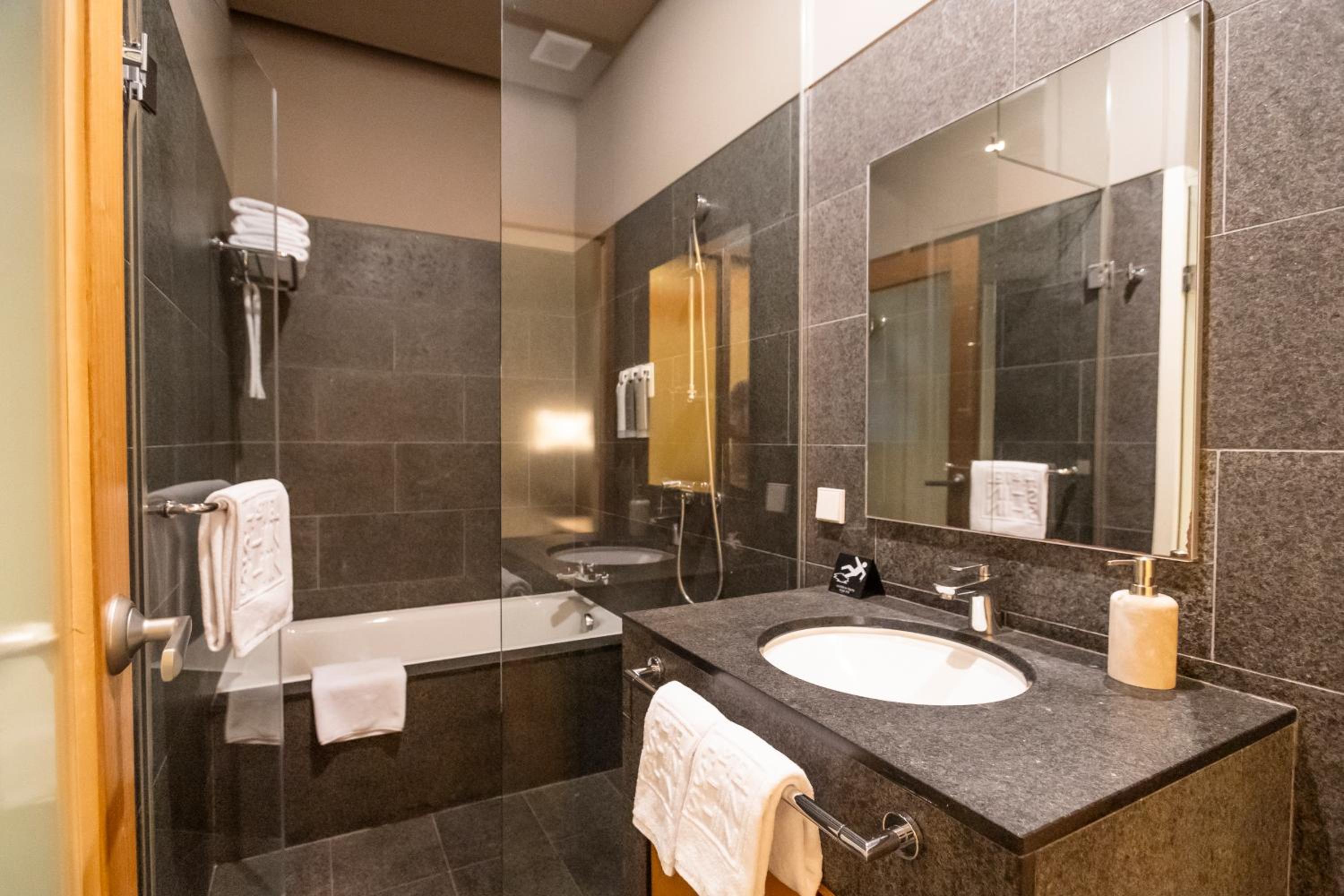Seoul Hotel ShinShin Myeongong 48/51