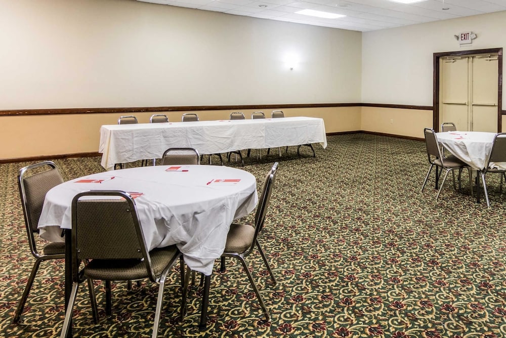 Econo Lodge Inn & Suites Conference Center 40/44