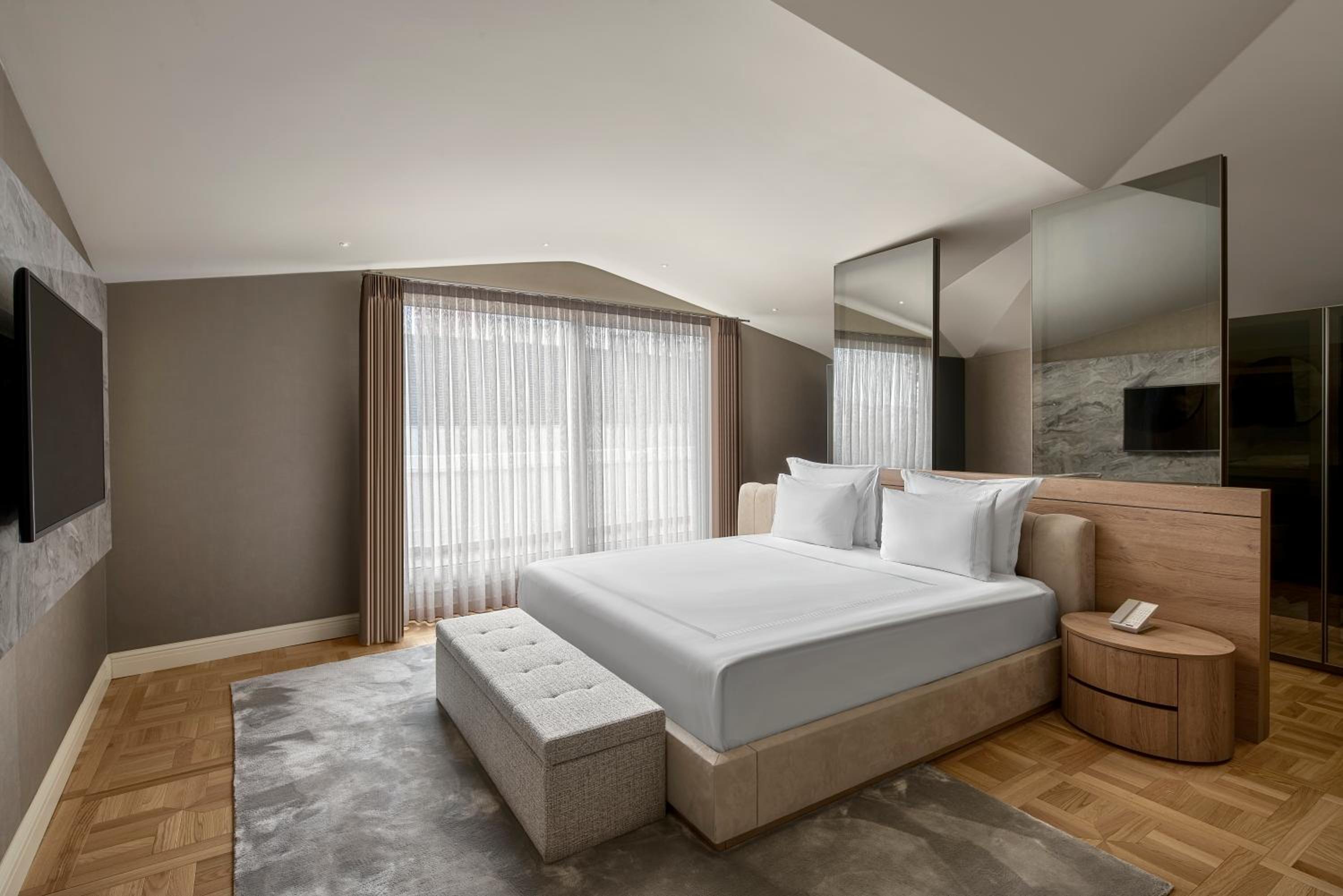 Gold, Horn, Panoramic, Suite, Hot Tub
