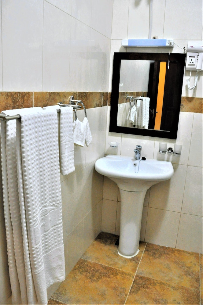 NYAIKA HOTEL FORTPORTAL 47/48