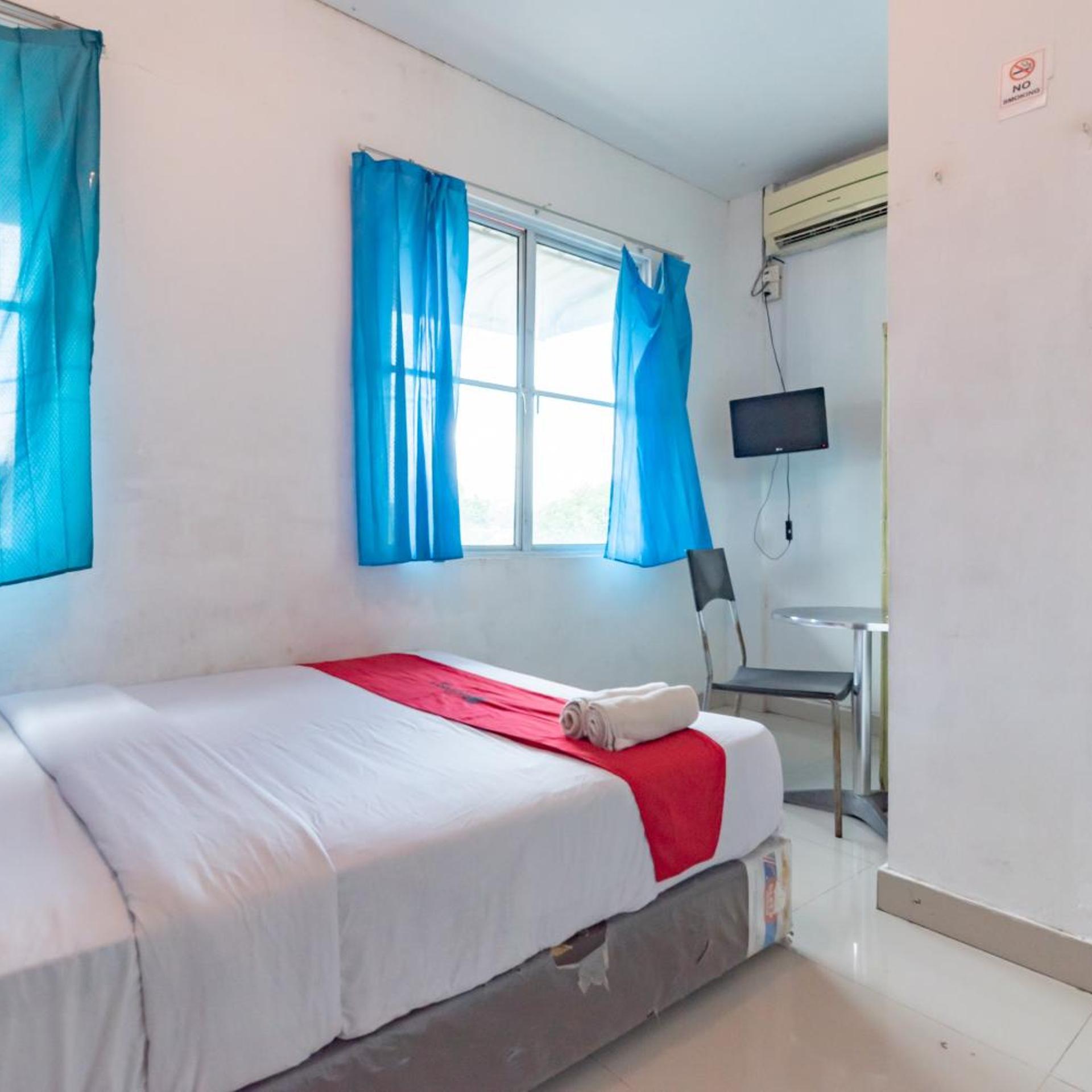 RedDoorz Plus near Kepri Mall 10/44