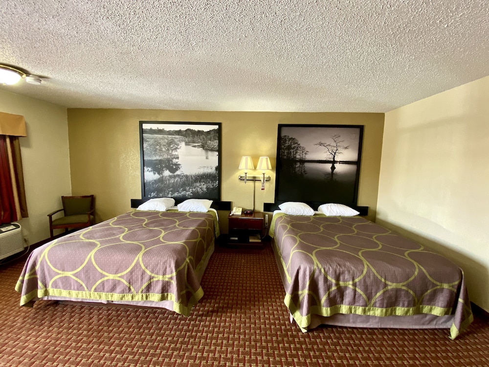 Super 8 By Wyndham Shawnee 24/48